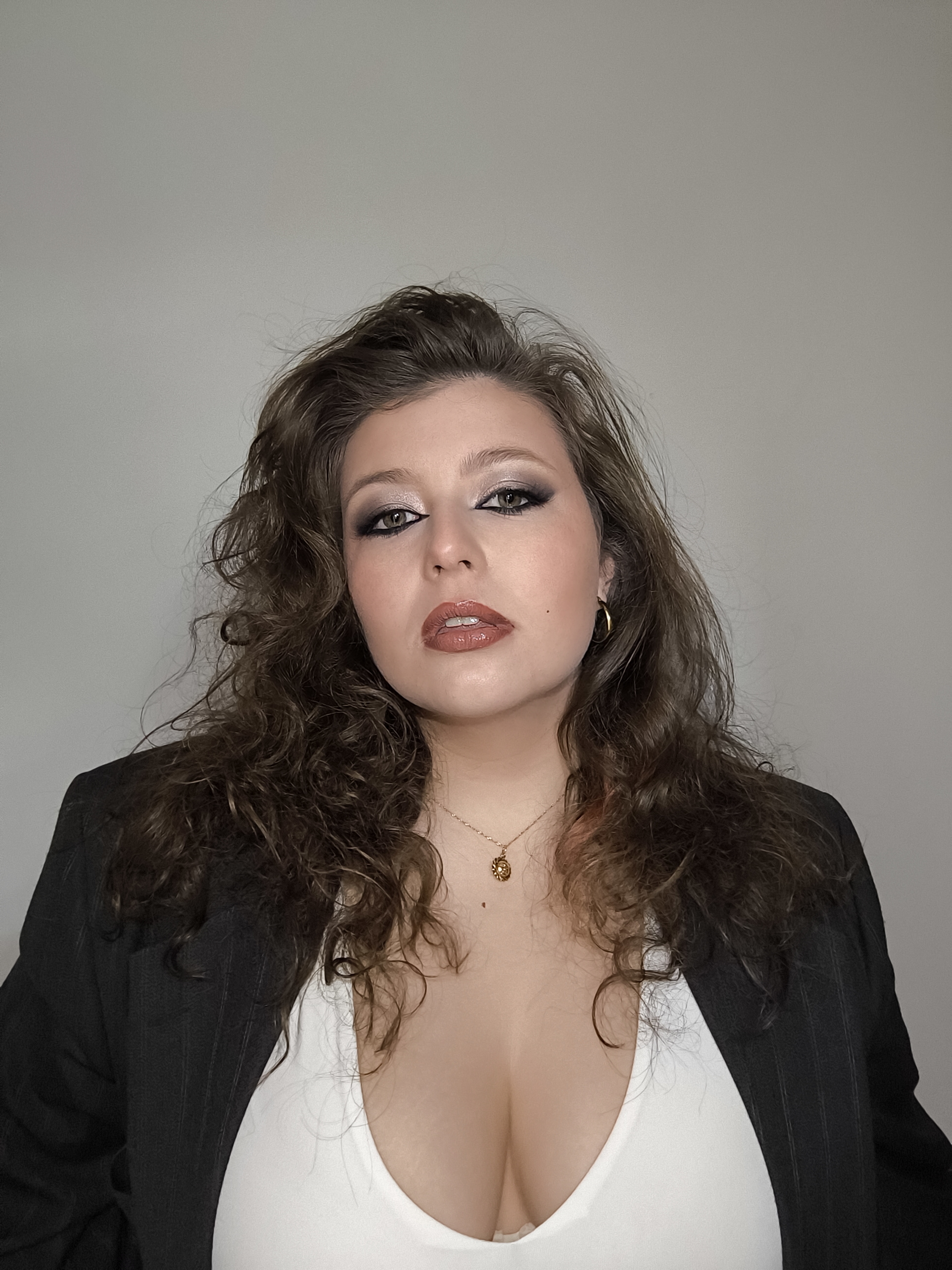 Retrato frontal con labios nude y piel uniforme