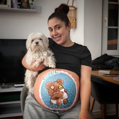 Lienzo de Vida: composición artística de body painting sobre vientre de embarazo