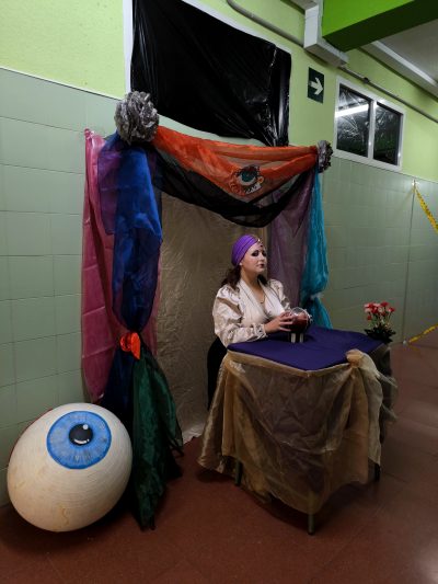 La Pitonisa Olvidada: vista tres cuartos con simbolismo y misterio