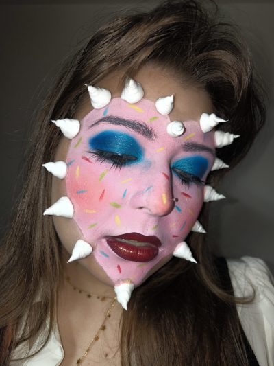 Sweet Celebration: retrato con maquillaje artístico en tonos rosados
