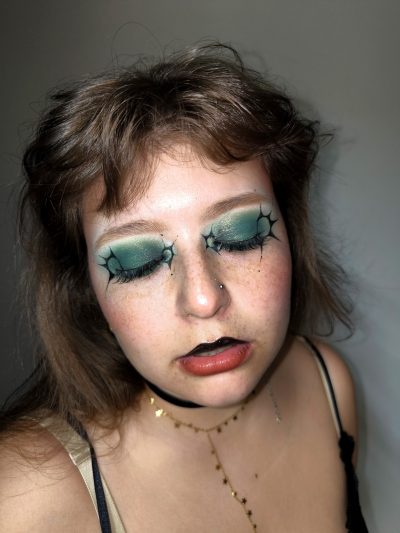 Verde Editorial: retrato frontal con maquillaje creativo en tonos verdes