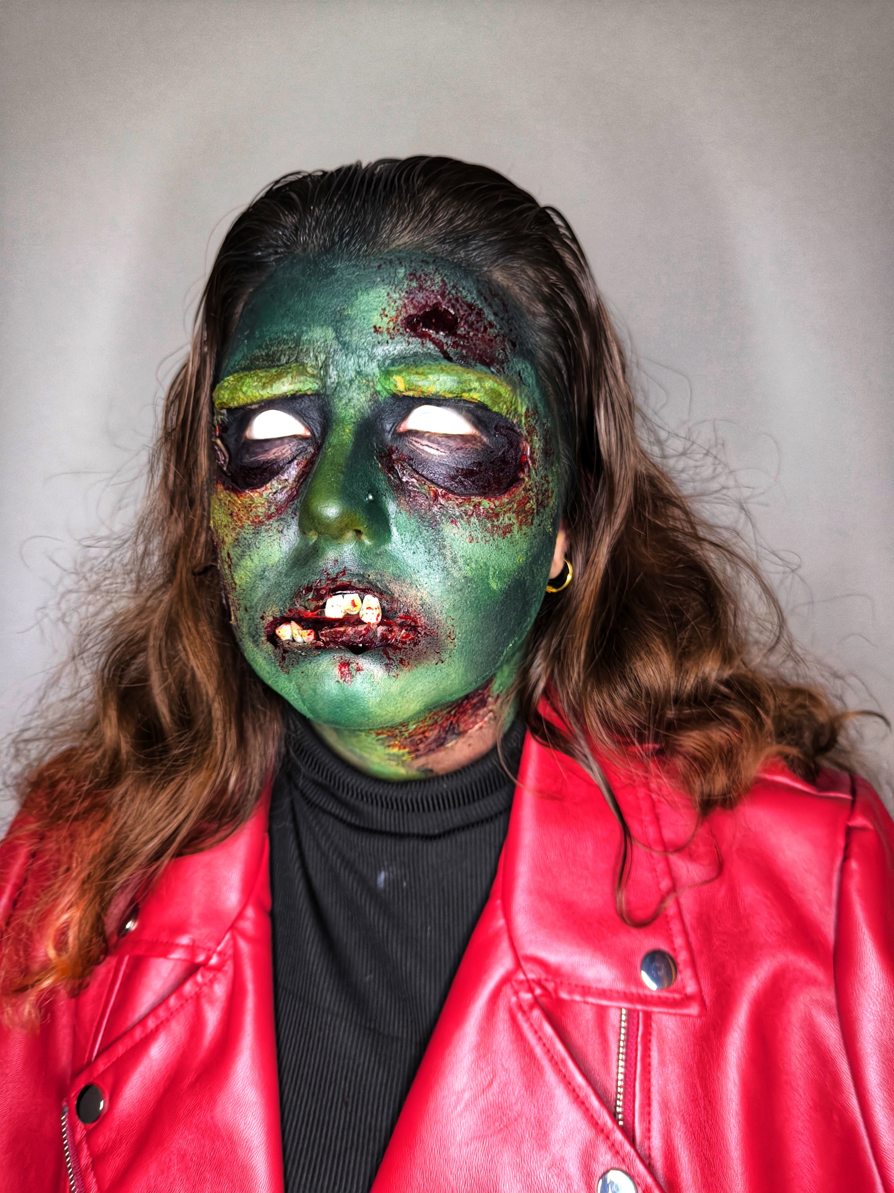 Inspo Thriller: caracterización FX frontal con estética de criatura oscura