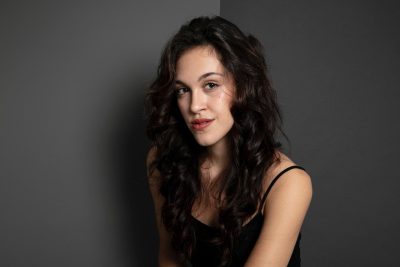 Book actoral Carla León: perfil con acabado limpio y luminoso