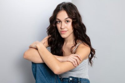 Book actoral Carla León: plano tres cuartos, expresión neutra